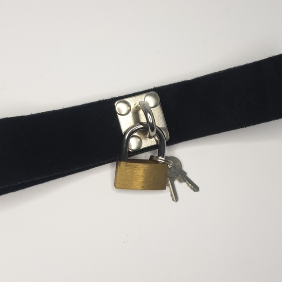 Black soft felt lock and key Velcro choker - Picture 8 of 15